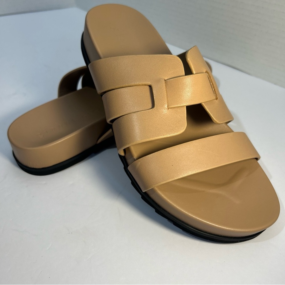 Gianni Bini Women's Flat Sandals Light Tan Size 7M NWOT